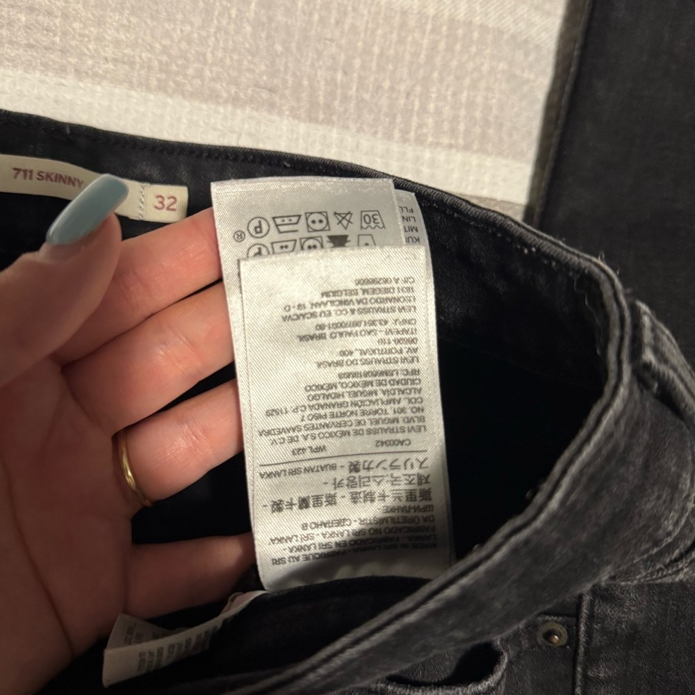 NWOT Levi’s 711 Skinny Women’s Black 32 Jeans - Picture 3 of 7